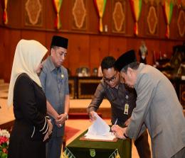 Gubernur Riau, H Syamsuar menghadiri agenda Penyampaian Laporan Hasil 
Kerja Pansus terhadap Raperda RPJMD Provinsi Riau tahun 2019-2024 