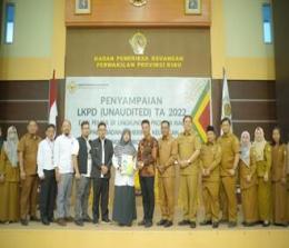 Bupati Rohil, Afrizal Sintong menyerahkan LKPD Unaudited ke BPK Riau di Pekanbaru (foto/int)