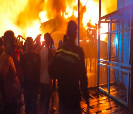 Petugas dan warga mencoba memadamkan api yang semakin membesar di Palika, Rohil (foto/zal)