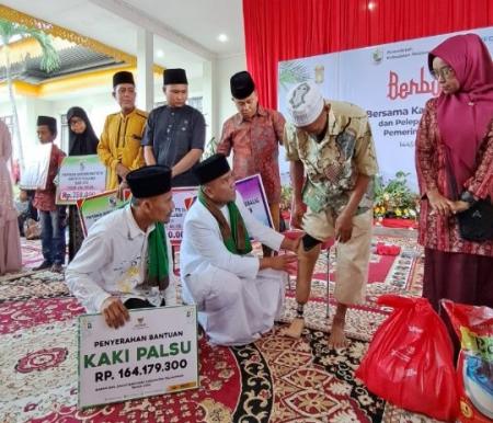 Bupati Zukri memberikan santuan di sela acara pelepasan tim Safari Ramadan Pemkab Pelalawan (foto/andi)