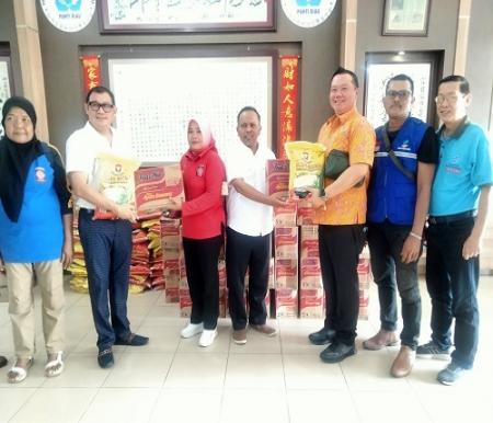 Bantuan disalurkan melalui Tagana Dinas Sosial Kota Pekanbaru di Sekretariat PSMTI Riau Jalan Setiabudhi, Pekanbaru, Rabu (20/12). (wsl) 