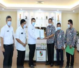 Foto bersama Kepala Balai Prasarana Permukiman Riau, Ichwanul Ihsan bersama Walikota Pekanbaru, H Firdaus. 