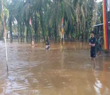 Penampakan rumah terendam banjir di Silaut Pesisir Selatan, Sumbar (foto/int)