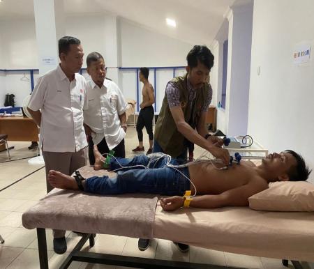 Kadispora Riau, Boby Rachmat memantau proses tes kesehatan dan fisik atlet Riau jelang PON XXI Aceh-Sumut.(foto: mcr)
