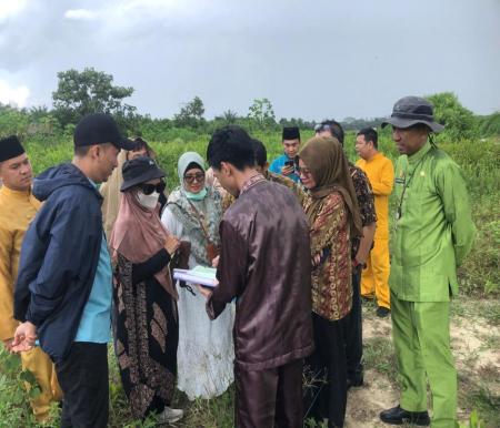 Tim terkait melakukan survei lokasi lahan untuk pembangunan RS Otak dan Jantung di Pekanbaru.(foto: mcr)