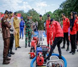 Kapolres bersama Sekdako Dumai mengecek kesiapan peralatan Satgas Karhutla Dumai.(foto: bambang/halloriau.com)