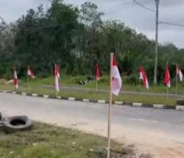 Bendera merah putih dipasang massa yang menolak eksekusi lahan di Dayun (foto/Antara)