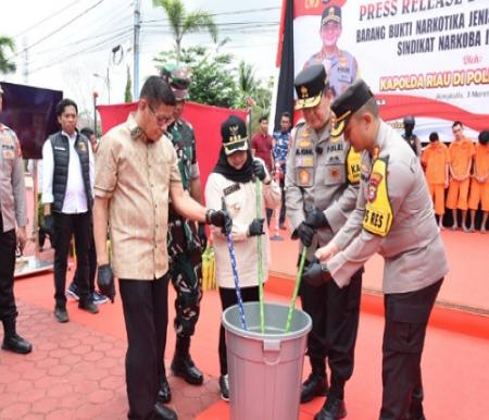 Bupati Bengkalis saat pemusnahan barang bukti narkoba bersama Kapolda Riau.(foto: zulkarnaen/halloriau.com)