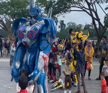 Cosplay Transformers jadi favorit pengunjung Lapangan Gedung Maharatu Siak untuk berfoto.(foto: meri/halloriau.com)