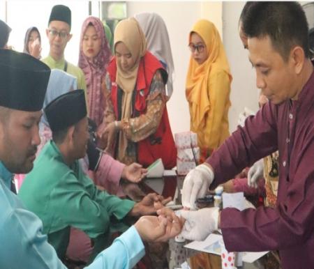 Pegawai Kecamatan Rupat Utara mengikuti cek kesehatan yang diselenggarakan mahasiswa Kukerta Unri (foto/ist)