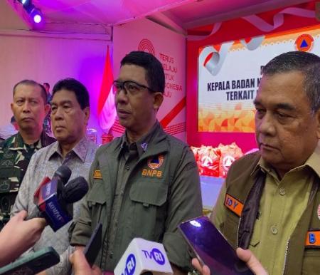 Kepala Badan Nasional Penanggulangan Bencana (BNPB) Pusat, Letjen TNI Suharyanto (tengah) usai Rakor penanganan banjir (foto/Mg1)