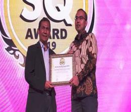 Manager Technical Service Division AHM Herry Chairy Thian (kanan) menerima penghargaan Service Quality (SQ) Award 2019 untuk kategori roda dua yang langsung diserahkan oleh Managing Editor Majalah Marketing Anang Ghozali (kiri) pada ajang Service Quality (SQ) Award 2019 di Hotel Mulia Senayan, Jakarta, Selasa (9/7).