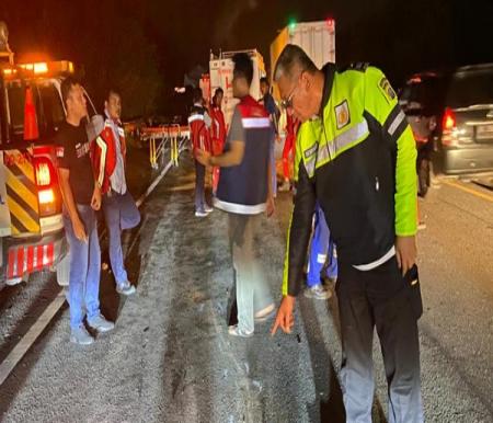 Tiga orang tewas dalam kecelakaan mobil tabrak tronton di Tol Pekanbaru-Dumai (foto/ist)