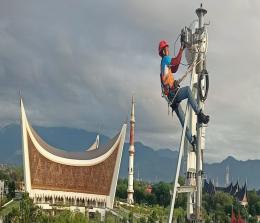 Teknisi XL Axiata perbaikan BTS di Kota Padang, Sumbar.(foto: istimewa)