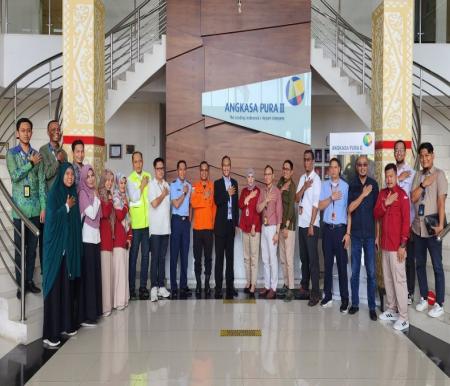 GM Bandara SSK II Pekanbaru, Radityo bersama Forum Bandara Sehat (foto/bayu)