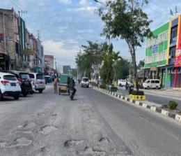 Kondisi Jalan Sudirman Kota Dumai yang berlobang segera diperbaiki Pemko Dumai.(foto: bambang/halloriau.com)