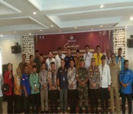 KPU Rohil bersama para peserta kegiatan sosialisasi Dapil dan alokasi kursi DPRD Rohil untuk Pemilu 2024.(foto: afrizal/halloriau.com)