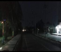 Jalan Pramuka Selatpanjang terlihat gelap karena lampu jalan dimatikan