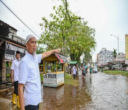 Walikota Dumai H. Paisal tinjau lokasi banjir di Jalan Dock Yard Dumai, Rabu (27/12/2023).(foto: bambang/halloriau.com)