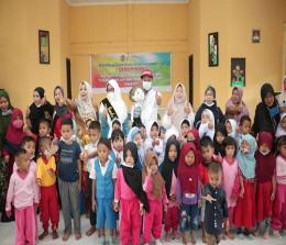 Ketua Forikan Kabupaten Siak Rasidah Alfedri berfoto bersama anak-anak 
