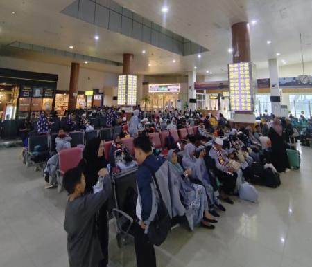 Penumpang Bandara SSK II Pekanbaru.(foto: sri/halloriau.com)