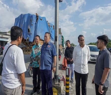 Pj Gubri saat meninjau lokasi pembangunan flyover Simpang Panam.(foto: mcr)