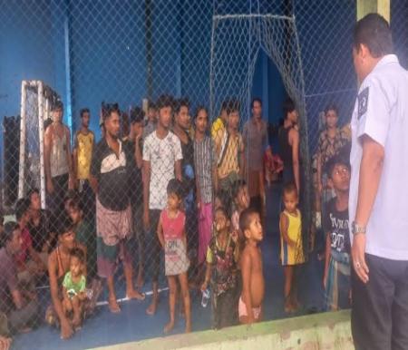 Pengungsi Rohingya yang datang secara ilegal di Pekanbaru tinggal sementara di lapangan futsal (foto/Dini)