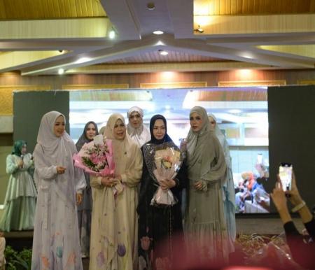 Memperingati Hari Kartini, Pj Ketua TP-PKK Provinsi Riau, Adrias Hariyanto tampil pada acara Fashion Show Designer Puan Aspekraf.
