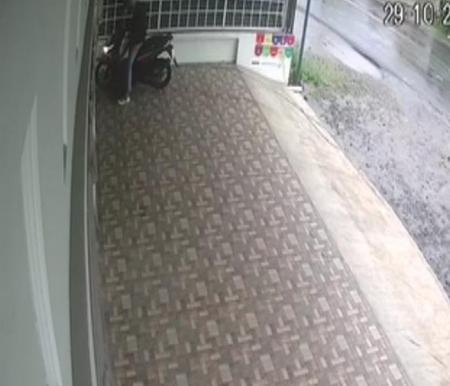 Viral pria membuang bayi di depan toko milik warga di Deli Serdang terekam CCTV (foto/int)