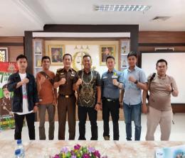 Pengurus PWI Pokja Kota Pekanbaru bersa Plt Kepala Kajari Pekanbaru, Martinus Hasibuan (foto/ist)