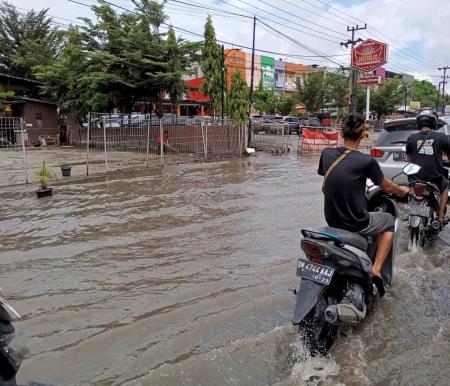Banjir di Jalan HR Soebrantas Panam, Pekanbaru, Rabu (14/2/2024) (foto:Rinai/halloriau)