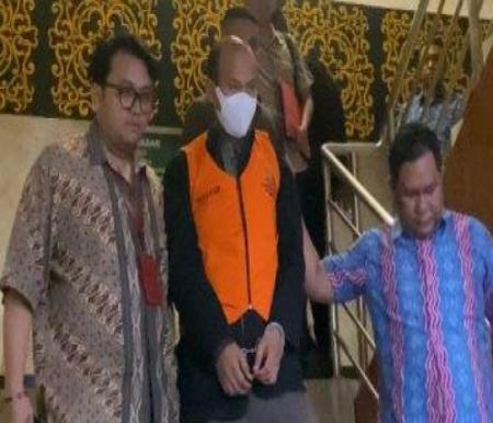 Mantan Direktur PT BSP Zapin, Feldiansyah alias F mengenakan rompi orange setelah diperiksa Kejari Pekanbaru dalam kasus dugaan korupsi penyertaan modal Rp8 miliar lebih.(foto: tribunpekanbaru.com)