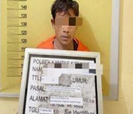 Pelaku LR saat diamankan di Mapolsek Kampar Kiri Hilir.(foto: tribunpekanbaru.com)