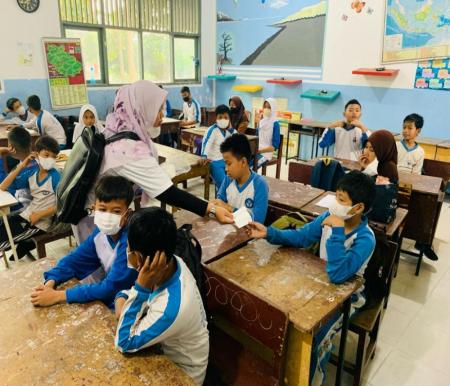 Diskes Riau bagikan masker untuk pelajar di Pekanbaru.(foto: mcr)