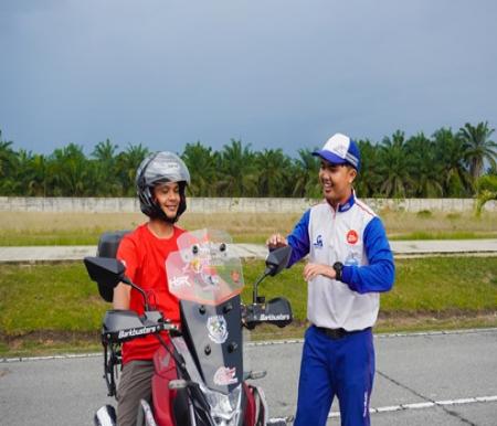 Instruktur Safety Riding CDN Riau, Arif Rahman Hakim bersama seorang konsumen Honda CB150R di Safety Riding Center CDN Riau dalam momen Harpelnas 2023.(foto: istimewa)