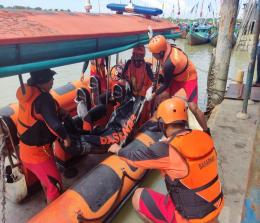 Tim SAR mengevakuasi jasad korban yang tenggelam di Pulau Beting Aceh, Rupat Utara.(foto: mcr)