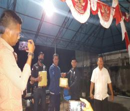 Pembagian hadiah berbagai pertandingan di malam keakraban yang digelar Dishub dan Satpol-PP Damkar Kepulauan Meranti