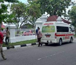 Mobil ambulans RSUD Petala Bumi membawa mayat yang ditemukan di samping rumah dinas Gubernur Riau (foto/bayu)
