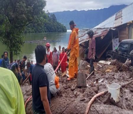 Proses evakuasi korban longsor di Kabupaten Agam.(foto: antarasumbar.com)