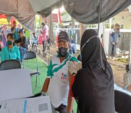 Masyarakat memanfaatkan layanan vaksin gratis Diskes Riau di area CFD, Jalan Gajahmada Pekanbaru.(foto: rahmat/halloriau.com)