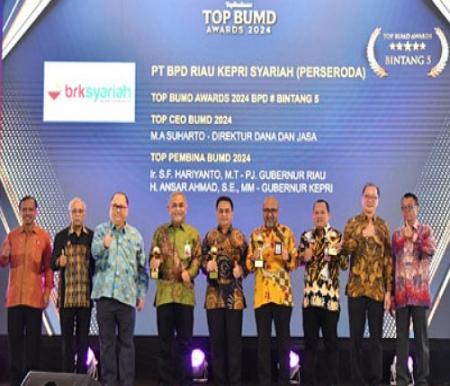 Jajaran manajemen BRK Syariah dalam ajang TOP BUMD Awards 2024.(foto: istimewa)