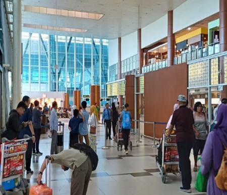 Suasana di terminal keberangkatan Bandara SSK II Pekanbaru.(foto: risnaldi/halloriau.com)