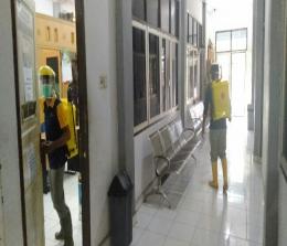 Petugas kesehatan, lakukan penyemprotan cairan disinfektan ke seluruh ruangan di kantor BPKAD Rohul.
