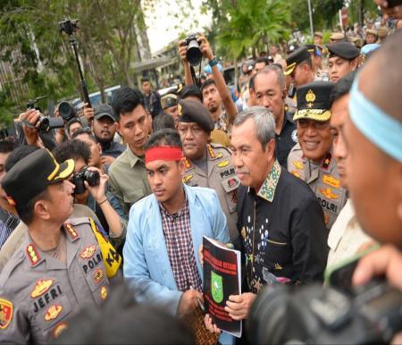 Gubernur Riau, Syamsuar menerima langsung tuntutan dan aspirasi massa mahasiswa Unri di Kantor Gubernur Riau.(foto: mcr)