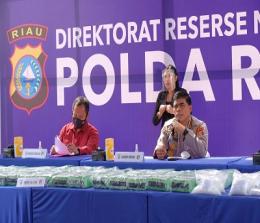 Direktur Resnarkoba Kombes Victor Siagian, Kabid Humas Kombes Narto, perwakilan Kejaksaan Tinggi Riau dan Pengadilan Tinggi, BNNP Riau dan Kuasa Hukum tersangka.