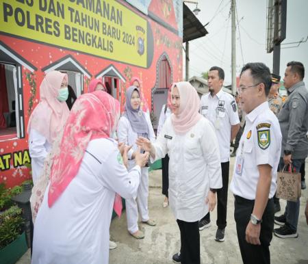 Bupati Bengkalis, Kasmarni meninjau Posko Pengamanan Nataru 2024 (foto/zulkarnain)