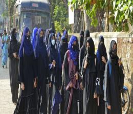 Muslimah India protes larangan penggunaan jilbab di kelas.