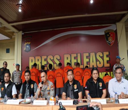 Kapolresta Pekanbaru, Kombes Pol Jefri RP Siagian menjelaskan cara kabur para tahanan saat konferensi pers (foto/bayu-halloriau)