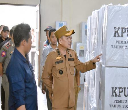 Pj Bupati Kampar, Hambali saat meninjau logistik Pemilu 2024.(foto: int)
