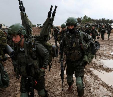 Tentara Israel bersiap memasuki Jalur Gaza, di tengah konflik yang sedang berlangsung antara Israel dan kelompok Islam Palestina Hamas, di perbatasan Israel dengan Gaza di Israel selatan, 13 Desember 2023. Foto: Ronen Zvulun/Reuters